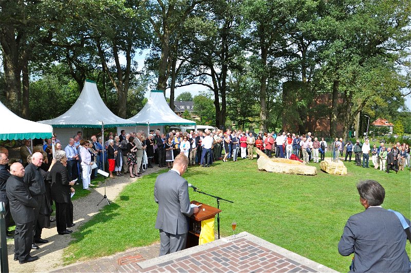 08-Speech Burgemeester Cazemier.jpg - Onder een zonnige hemel.